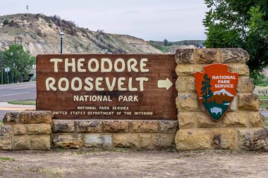 Theodore Roosevelt NP, ND, ABD - 5 Temmuz 2021: Koruma parkının giriş noktasında bir karşılama tabelası