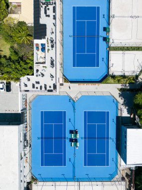 Yerel kulüpteki mavi sert tenis kortlarının yukarıdan görünüşü çok güzel.