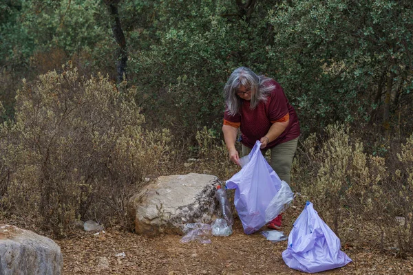 Woman Environmentalist Picking Garbage Field — Stock Photo, Image