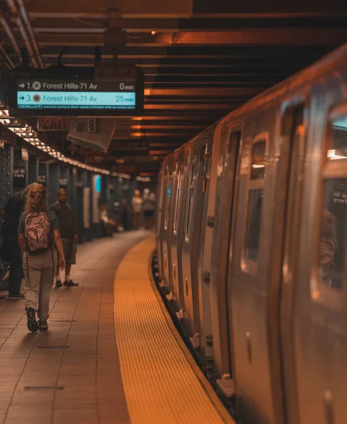 地下鉄での列車 マンハッタンニューヨーク市 — ストック写真