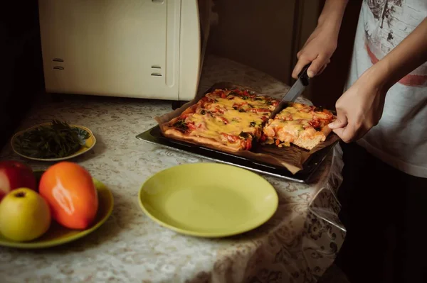 Kız Mutfak Masasında Yapımı Pizza Kesiyor — Stok fotoğraf