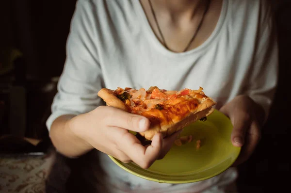 Ellerinde Lezzetli Sebzeli Pizza Var — Stok fotoğraf
