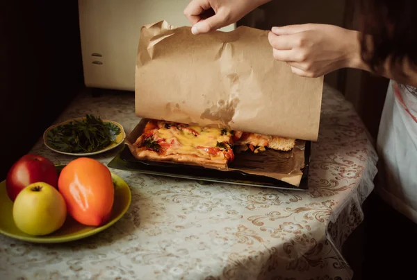 Kız Yapımı Pizzadan Kâğıt Kaldırıyor — Stok fotoğraf