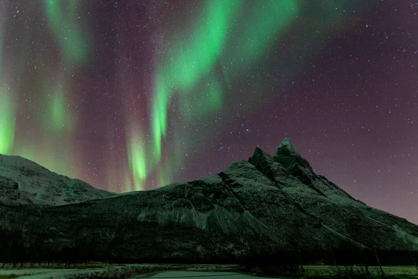 Aurora Borealis Dessus Une Montagne — Photo