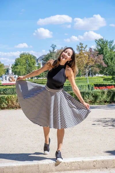 Fashion Vrouw Portret Houden Golvende Rok Goed Humeur Zonnige Dag — Stockfoto