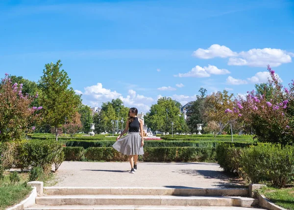 Zomer Zonnige Levensstijl Mode Portret Van Jonge Vrouw Wandelen — Stockfoto