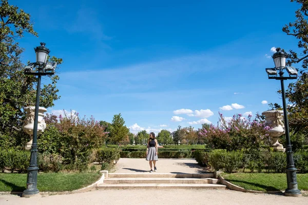 Sommar Solig Livsstil Mode Porträtt Ung Kvinna Promenader — Stockfoto