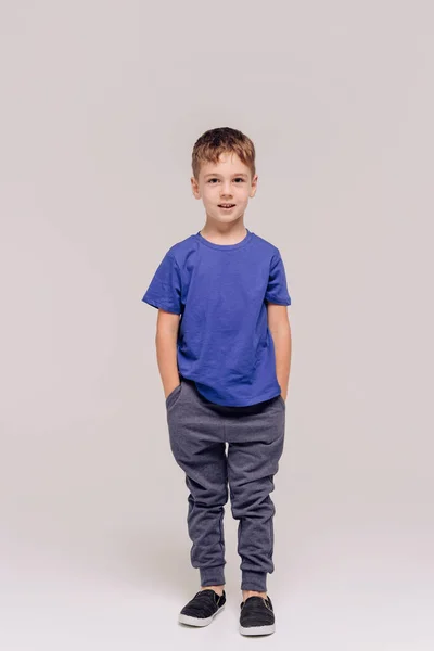 Junge Trägt Blaues Shirt Auf Grau — Stockfoto