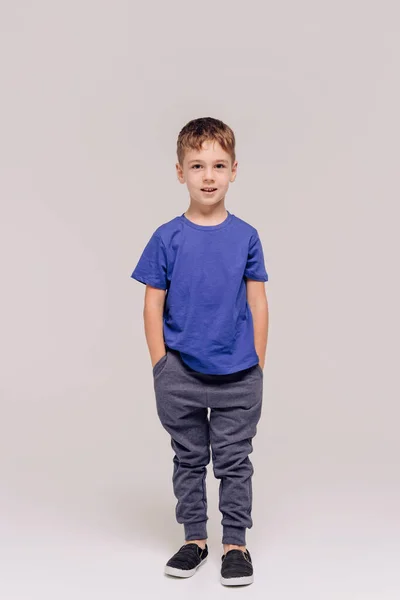 Niño Vistiendo Camiseta Azul Sobre Gris —  Fotos de Stock