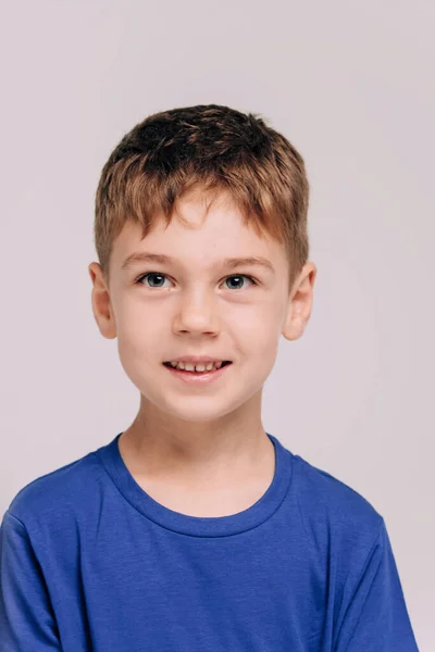 Retrato Emocional Menino Vestindo Camiseta Azul — Fotografia de Stock