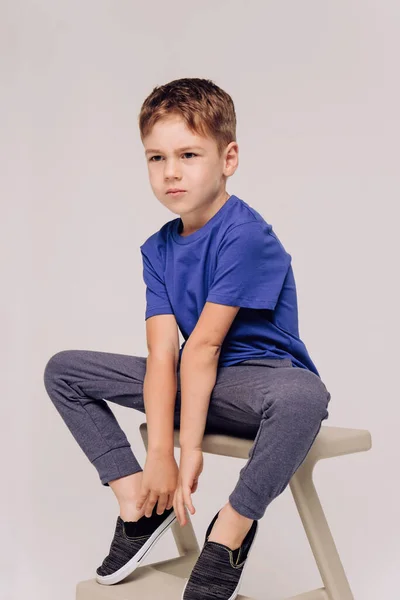 Junge Trägt Blaues Shirt Auf Grau — Stockfoto