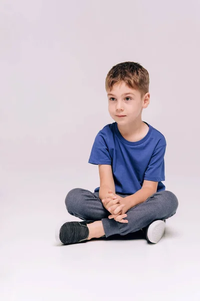 Chłopiec Niebieskiej Koszulce Szarości — Zdjęcie stockowe