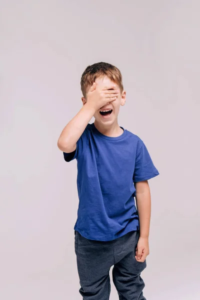 Gri Üzerine Mavi Tişört Giyen Çocuk — Stok fotoğraf