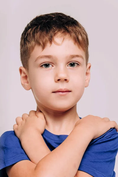 Emotionales Porträt Eines Jungen Blauen Shirt — Stockfoto