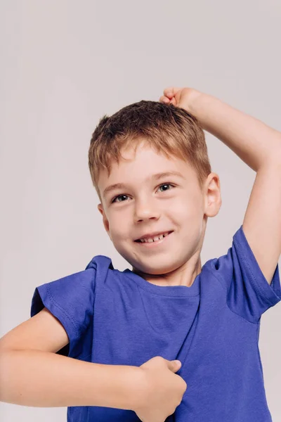 Mavi Tişört Giyen Çocuğun Duygusal Portresi — Stok fotoğraf