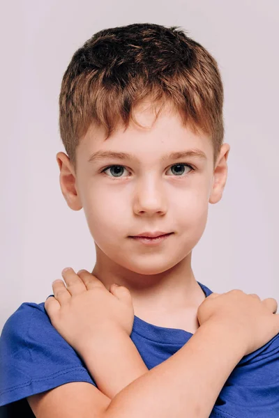 Емоційний Портрет Хлопчика Блакитній Футболці — стокове фото