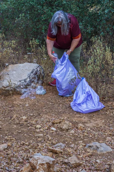 Woman Ecologist Garbage Bags Picking Garbage Field — Stock Photo, Image