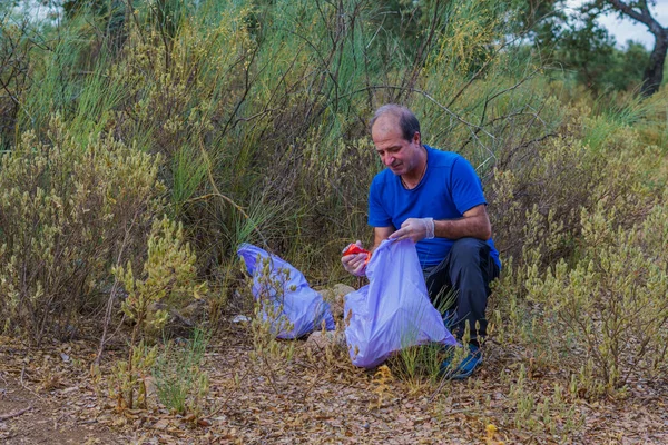 Environmentalist Man Picking Garbage Field — Stock Photo, Image