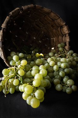 Siyah arka planda organik beyaz üzümler.