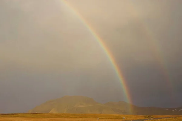 Doppio Arcobaleno Sopra Montagne — Foto Stock