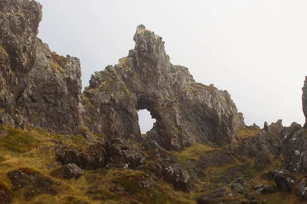 Roca Forma Inusual Cubierta Musgo — Foto de Stock