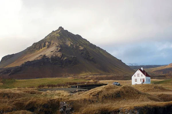 山の近くの小さな家と車 — ストック写真