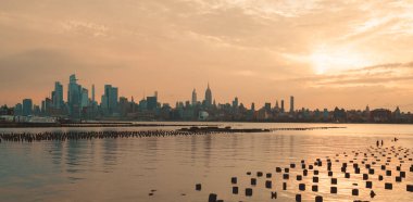 Nehir manzarası üzerinde gün doğumu güzel New York