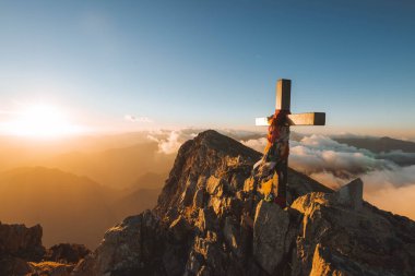 Mont Valier 'in zirvesinde bir haç, Pireneler