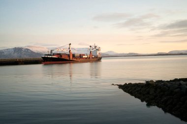 Sakin deniz kargo gemisiyle