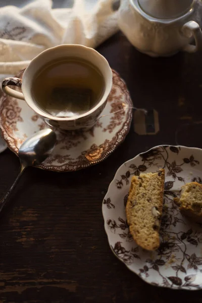 Photo Aérienne Une Tasse Thé Biscotti Dans Lumière Matin — Photo