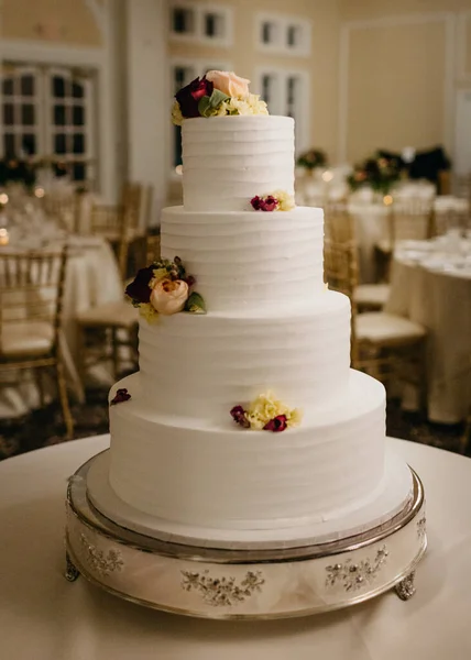 Simple Gâteau Mariage Blanc Quatre Couches Sur Stand Gâteau Une — Photo