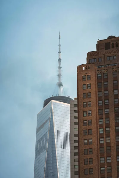 Ουρανοξύστες Στην Πόλη Μανχάταν Νέα Υόρκη Ομιχλώδης Ουρανός — Φωτογραφία Αρχείου