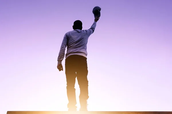 Man Portret Met Een Pet Zonsondergang Achtergrond — Stockfoto