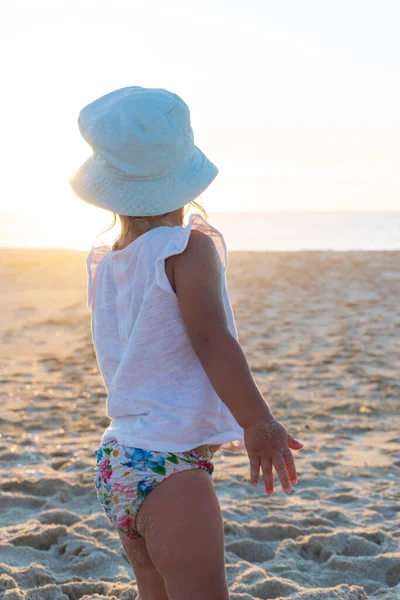 Little Girl Panama Hat Stands Beach Looks Ocean — Stock Photo, Image