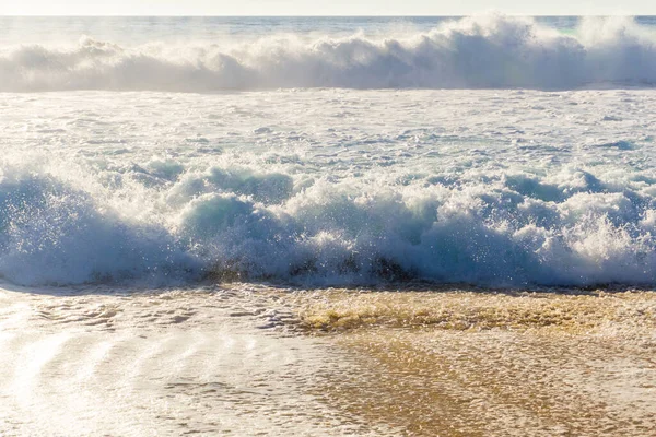 Ondas Oceano Com Espuma Branca Dia Ensolarado — Fotografia de Stock