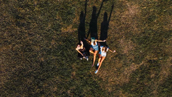 三个女人躺在草地上的鸟瞰图 — 图库照片