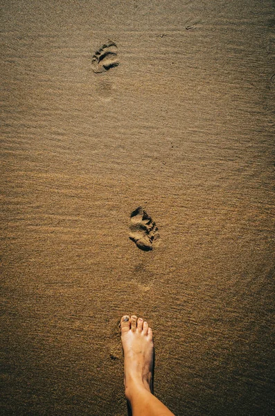 Piede Donna Sulla Sabbia Spiaggia Con Impronte — Foto Stock