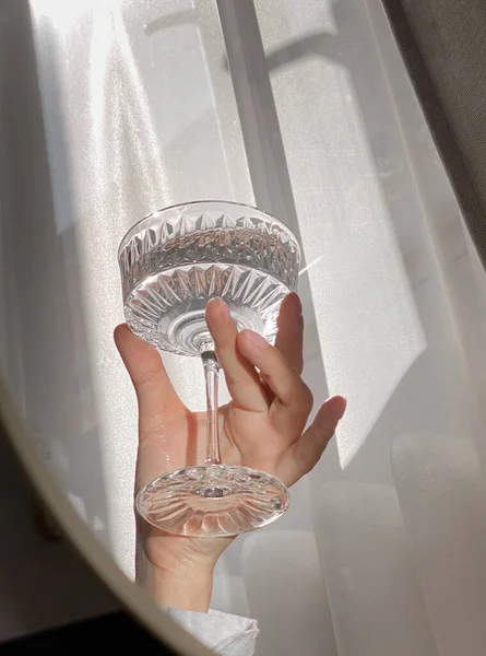 太陽の下で女性の手の中にドリンク付きのガラス — ストック写真