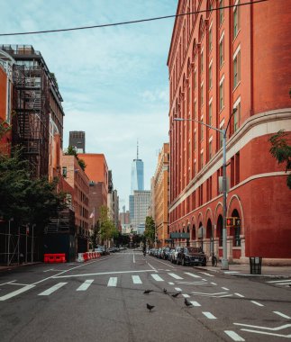 Eski şehir caddesi manzarası şehir merkezi New York araba gökdeleni