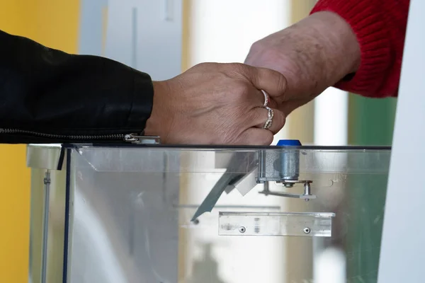 Man Cast Suo Voto Una Urna Elettorale Durante Elezioni Ufficiali — Foto Stock