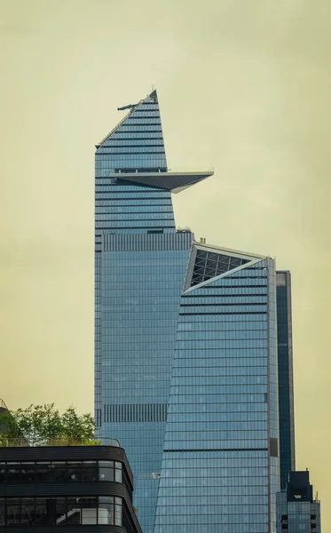 Edifício Moderno Com Céu Nuvens Nova York Vistas — Fotografia de Stock