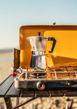 Kamp kahvesini ocağın tepesinde hazırlıyorum.