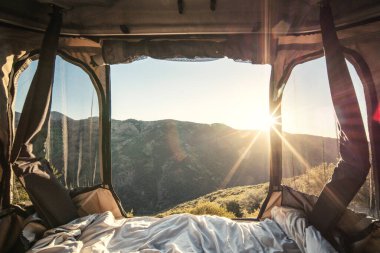 Kamp içinde gün doğumu manzarası