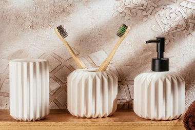 Banyo aksesuarları ahşap bir rafta