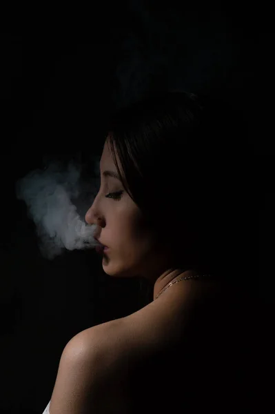 Mulher Fumando Sob Noite — Fotografia de Stock