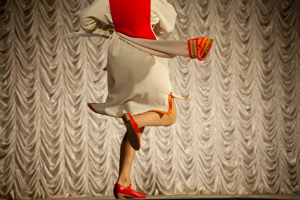 Dziewczyny Tańczą Taniec Ludowy Scenie Lekcja Tańca — Zdjęcie stockowe