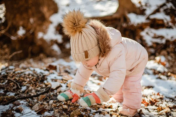 Молодая Девочка Зимой Играет Свежем Воздухе Снежном Пакете — стоковое фото