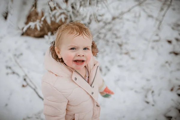Молодая Девочка Зимний День Снежном Холоде Шляпы — стоковое фото