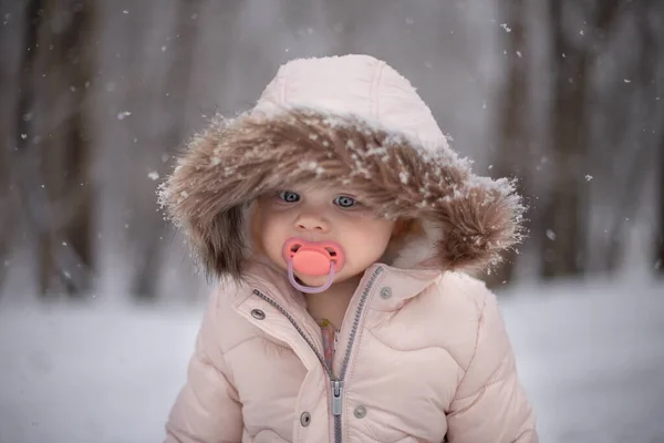 Criança Pequena Fêmea Livre Com Chupeta Inverno Usando — Fotografia de Stock