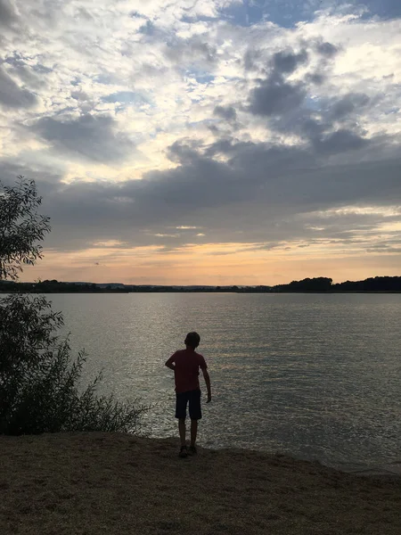 Rapaz Num Lago Pôr Sol — Fotografia de Stock